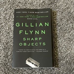 Gillian Flynn 'Sharp Objects' Paperback
